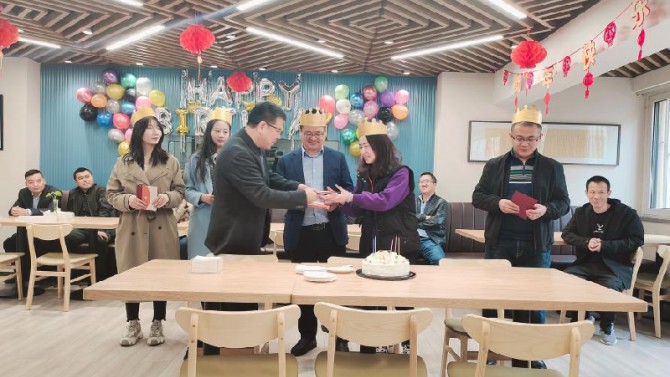 時(shí)光雖忙碌，我們一起成長(zhǎng)