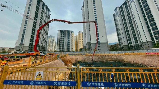 【“三抓三促”在行動】甘肅建投地產(chǎn)·金悅府項目四期 9#樓進行筏板砼澆筑